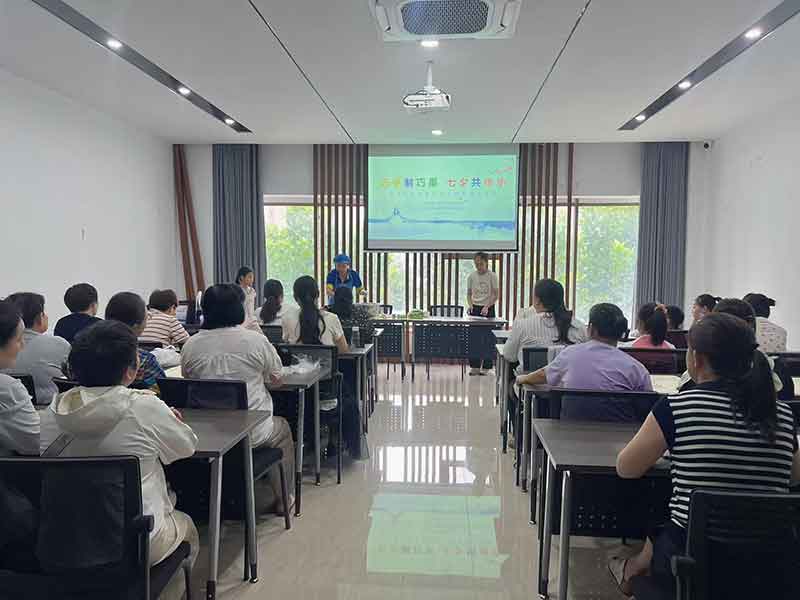 “巧手制巧果，七夕共传承”一一康庄家政走进岱岳区粥店街道泰和社区